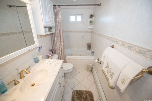 503 Kings Ave, North Lindenhurst NY  11757-3534 exterior