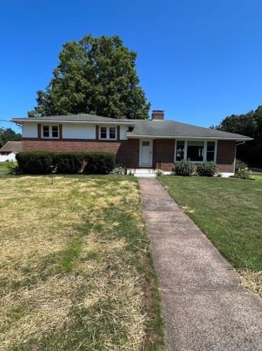 7 Concord Rd, Manchester, CT 06042-1721