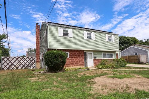 903 New Hampshire Ave, Bayshore, NY 11706-2501