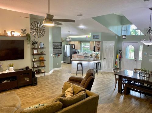 4880 Treasure Cay Rd, Tavares, FL 32778-4770