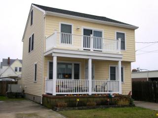 318 9th Ave, Wildwood Crest, NJ 08260-5716