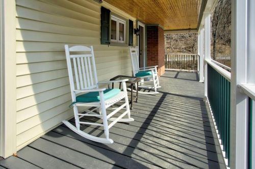 15 Walnut St, Imperial, PA 15126-1226