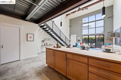 2858 Helen St, Oakland CA  94608-4028 exterior