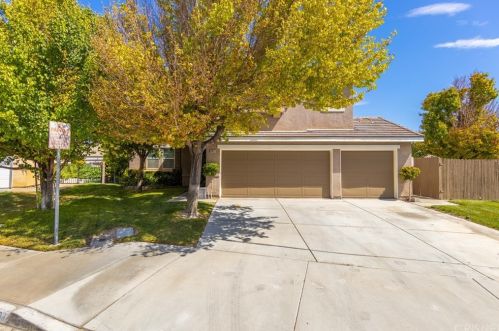 4631 Avenue, Lancaster, CA 93536-2461