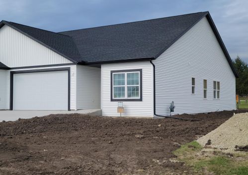 577 Hyland St, Juneau, WI 53039-1354