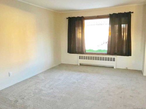 22 Eddie Ave, Babylon NY  11703-2713 exterior