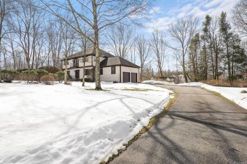2 Kimmissy Ct, Airmont, NY 10901-2717
