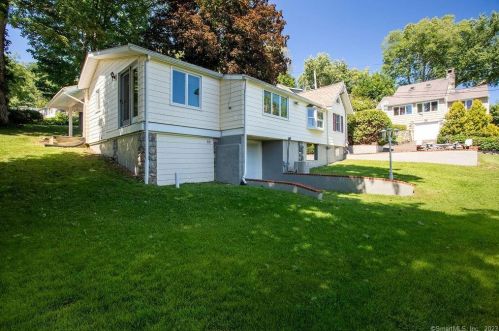 1 Bch Dr, Danbury CT  06812-3425 exterior