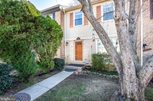 2045 Mayflower Dr, Woodbridge, VA 22192-2307
