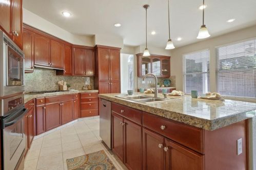 2044 Sugarbowl Way, Lodi CA  95242-4752 exterior