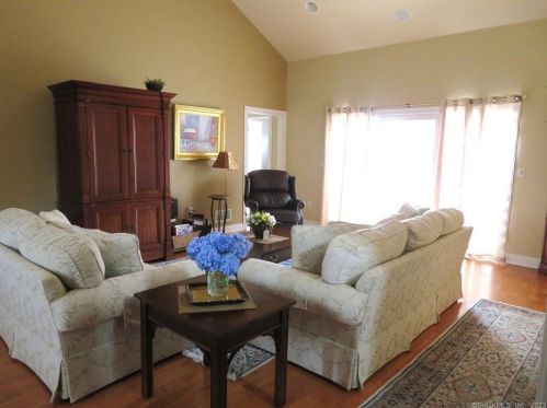 7 Balsam Rdg Cir, Wallingford CT 06492-4377 exterior