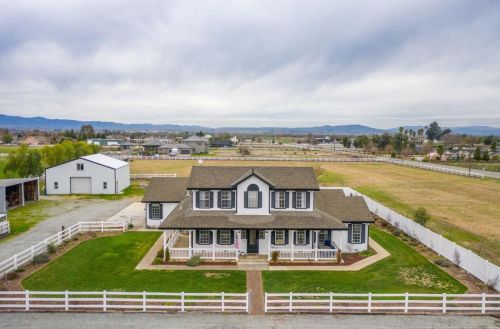 495 Caballo Ct, Hollister, CA 95023-9055
