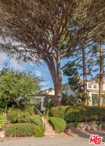 721 31st St, Manhattan Beach, CA 90266-3421