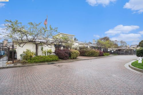 18 Lakeshore Ct, Richmond CA  94804-7419 exterior