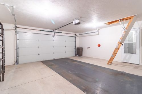 1084 Timberwood Dr, Beaver Falls PA 15010-1614 exterior