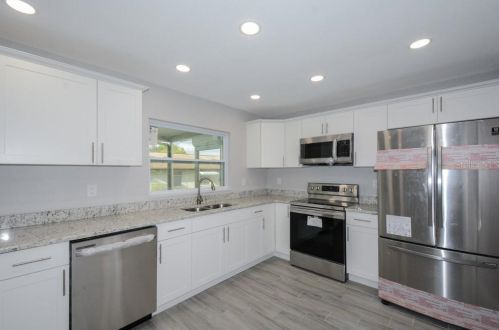 8021 Las Cruces Ct, Port Richey, FL 34668-2724