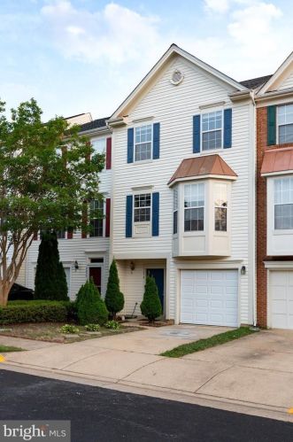 2476 Laura Mark Ln, Herndon, VA 20171-3067