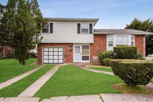 860 Gina Ct, North Bellmore, NY 11710-1011
