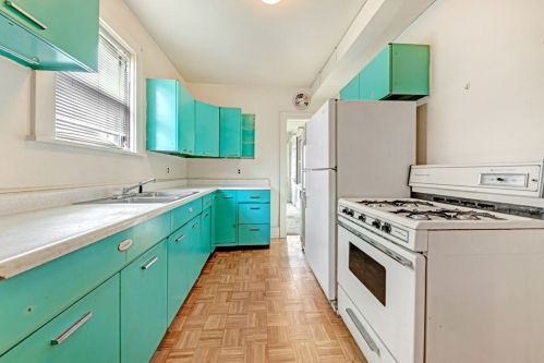 1025 Chartiers Ave, Pittsburgh PA  15220-4852 exterior