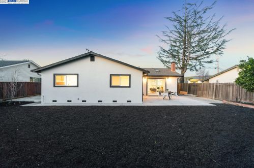 7298 Tamarack Dr, Pleasanton CA  94568-1749 exterior