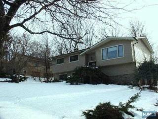 8 Tuscarora Dr, Oakland, NJ 07436-4037