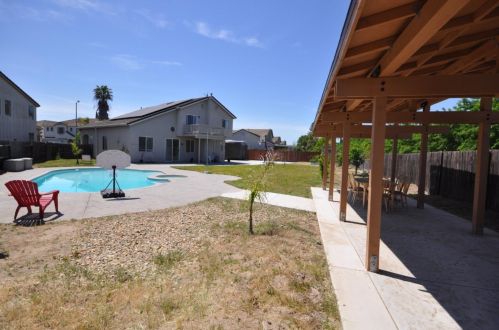 1697 Blush St, Manteca CA  95336-9238 exterior