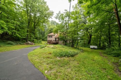 484 Morsetown Rd, West Milford Lakes, NJ 07480-3219
