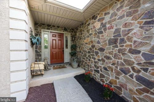 2975 Burton Dr, Gilbertsville PA  19525-9694 exterior