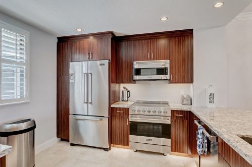 834 Oak Harbour Dr, West Palm Beach, FL 33408-2170