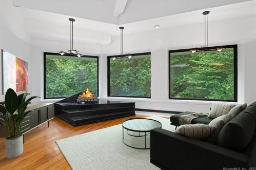 15 Sky Line Dr, Bridgeport CT  06612-1057 exterior