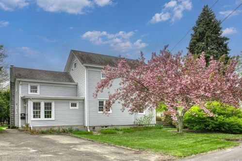 355 9th St, Greenport, NY 11944-1748