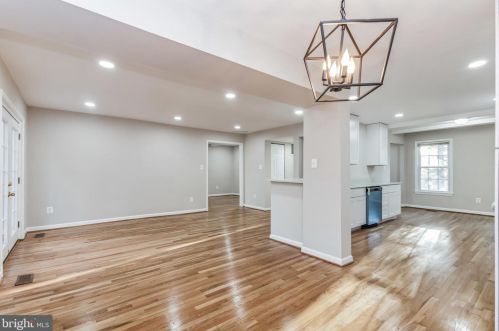 1800 Golf View Ct, Herndon, VA 20190-4701