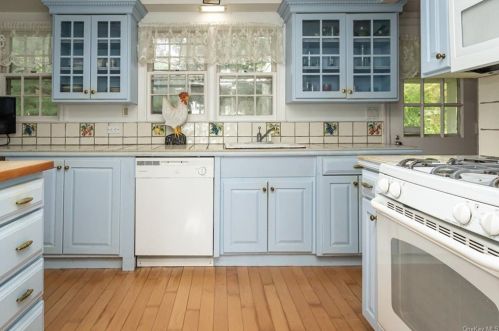 1093 Knollwood Rd, White Plains NY  10603-1100 exterior