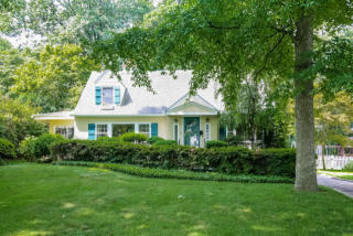 10 Lake Dr, New Rochelle, NY 10803-2923