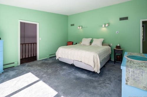 24 Twin Hills Rd, Stamford CT  06903-4614 exterior