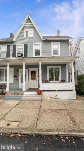 318 1st St, Slatington, PA 18080-1807
