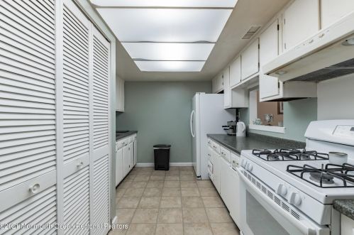 41 Kingsley Way, East Freehold NJ  07728-1675 exterior