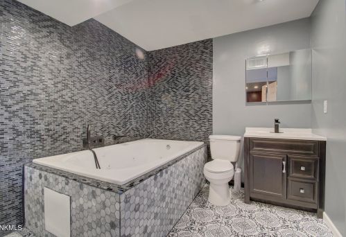 180 Mdw Crk Dr, Florence KY  41042-9471 exterior