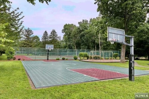 3402 Rio Vista Dr, Mahwah NJ  07430-4005 exterior