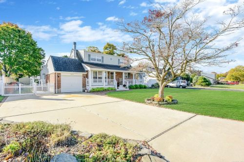 32 Alinda Ave, West Islip, NY 11795-2302