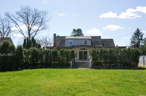 135 Renison Dr, Westbury NY  11590-1036 exterior