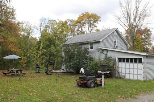 107 Maple Rd, Fishkill NY  12524-3002 exterior