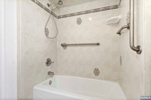 29 River Rd, Oakland NJ  07436-1912 exterior