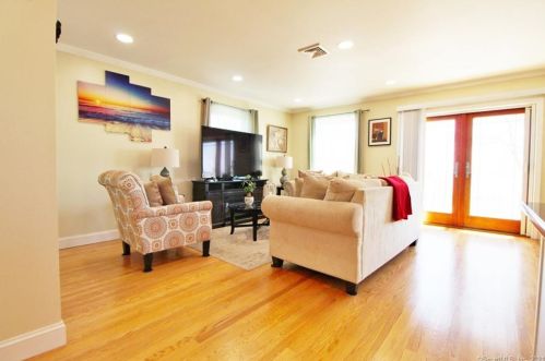 105 Edgefield Ave, Milford CT  06460-7833 exterior