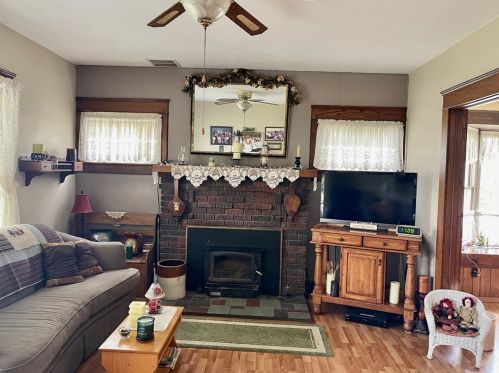 733 Shenango Stop Rd, New Castle, PA 16101-6348