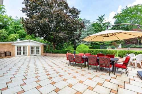 18 Linden Ln, Westbury NY  11568-1610 exterior