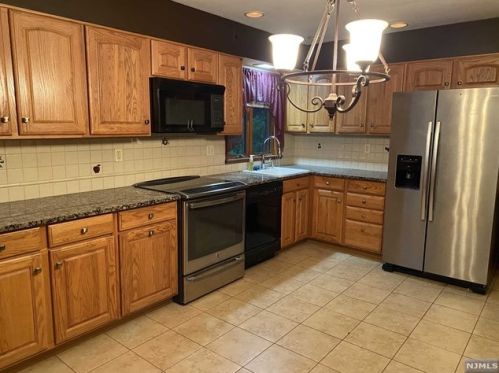 402 Falmouth Ave, Elmwood Park NJ  07407-3305 exterior