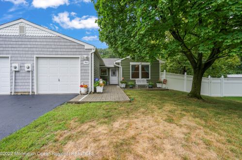 9 Briarcliff Ct, East Freehold, NJ 07728-3477