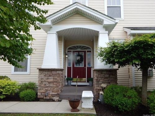 43 Woodside Knolls Dr, Middletown, NY 10940-5065