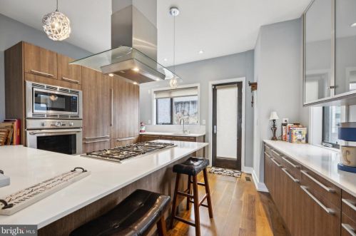 310 Fairmount Ave, Philadelphia PA  19123-2931 exterior